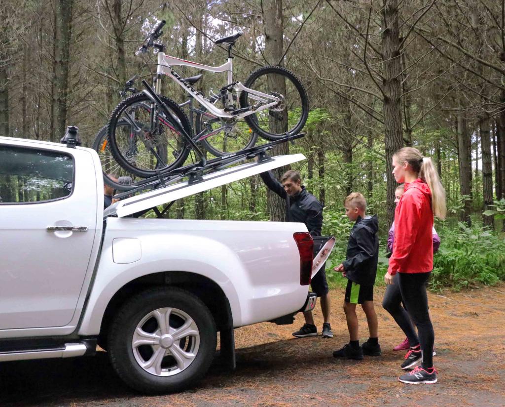 Sportlid v bike on isuzu with hannah